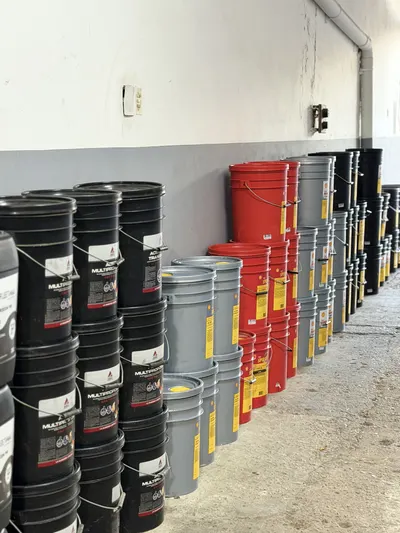 Aceites y lubricantes en el local de Casa Vale (17)