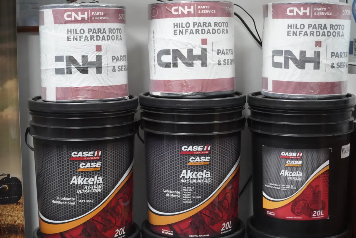 Exhibidor de aceites y lubricantes en el local de Casa Vale