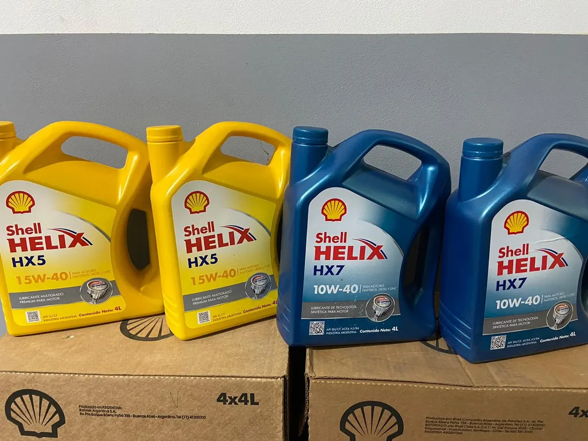 Bidones de aceite Shell Helix HX5 y HX7 en el local de Casa Vale