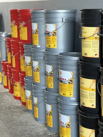 Aceites y lubricantes en el local de Casa Vale (4)