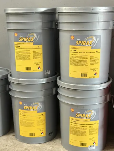 Aceites y lubricantes en el local de Casa Vale (9)