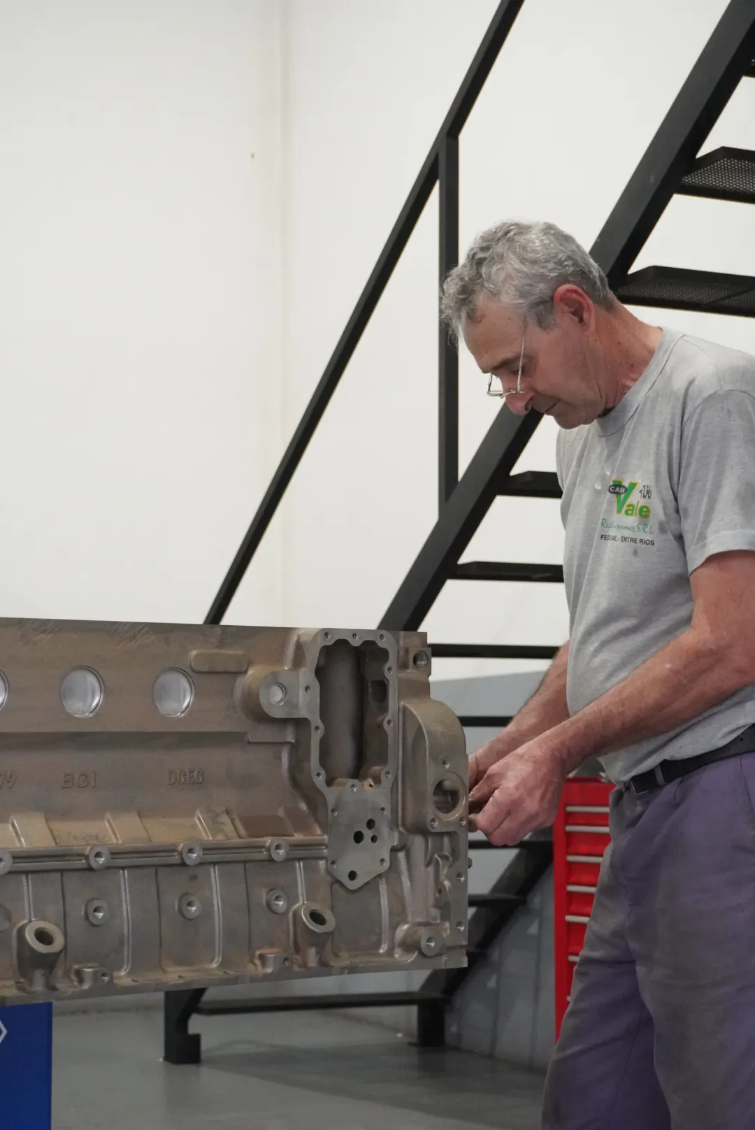 Trabajo de armado de motor sobre banco en el taller de Casa Vale