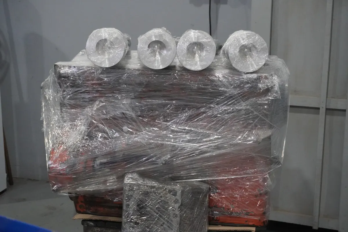 Motor terminado, envuelto y estibado en el taller, listo para la entrega