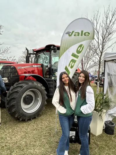 Casa Vale en una exposición agrícola, con su stand y maquinaria (13)