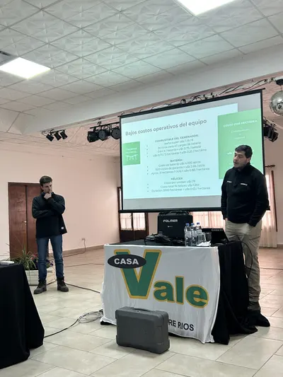 Casa Vale en una exposición agrícola, con su stand y maquinaria (3)