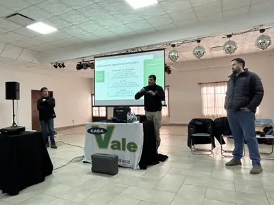 Casa Vale en una exposición agrícola, con su stand y maquinaria (4)
