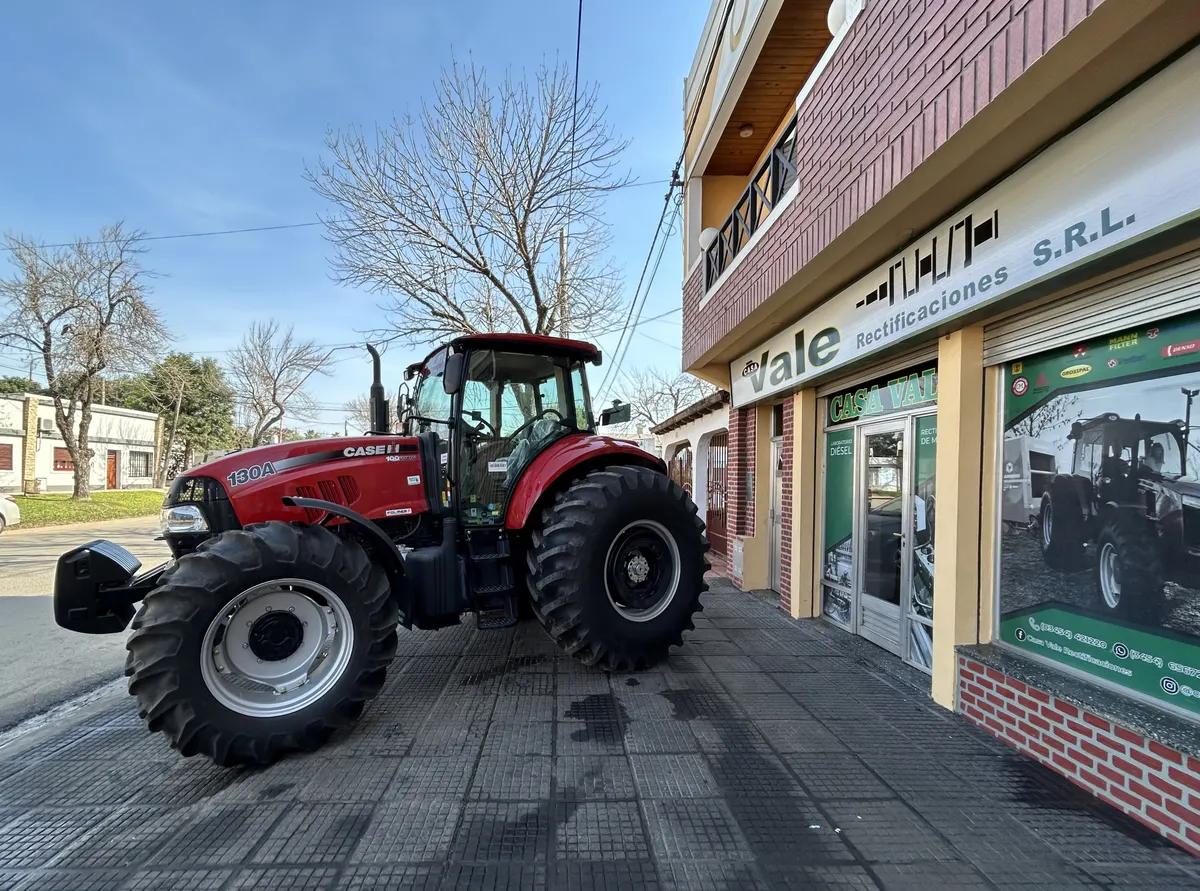 Frente de Casa Vale sobre calle Urquiza, en Federal, con un tractor Case IH estacionado en la vereda