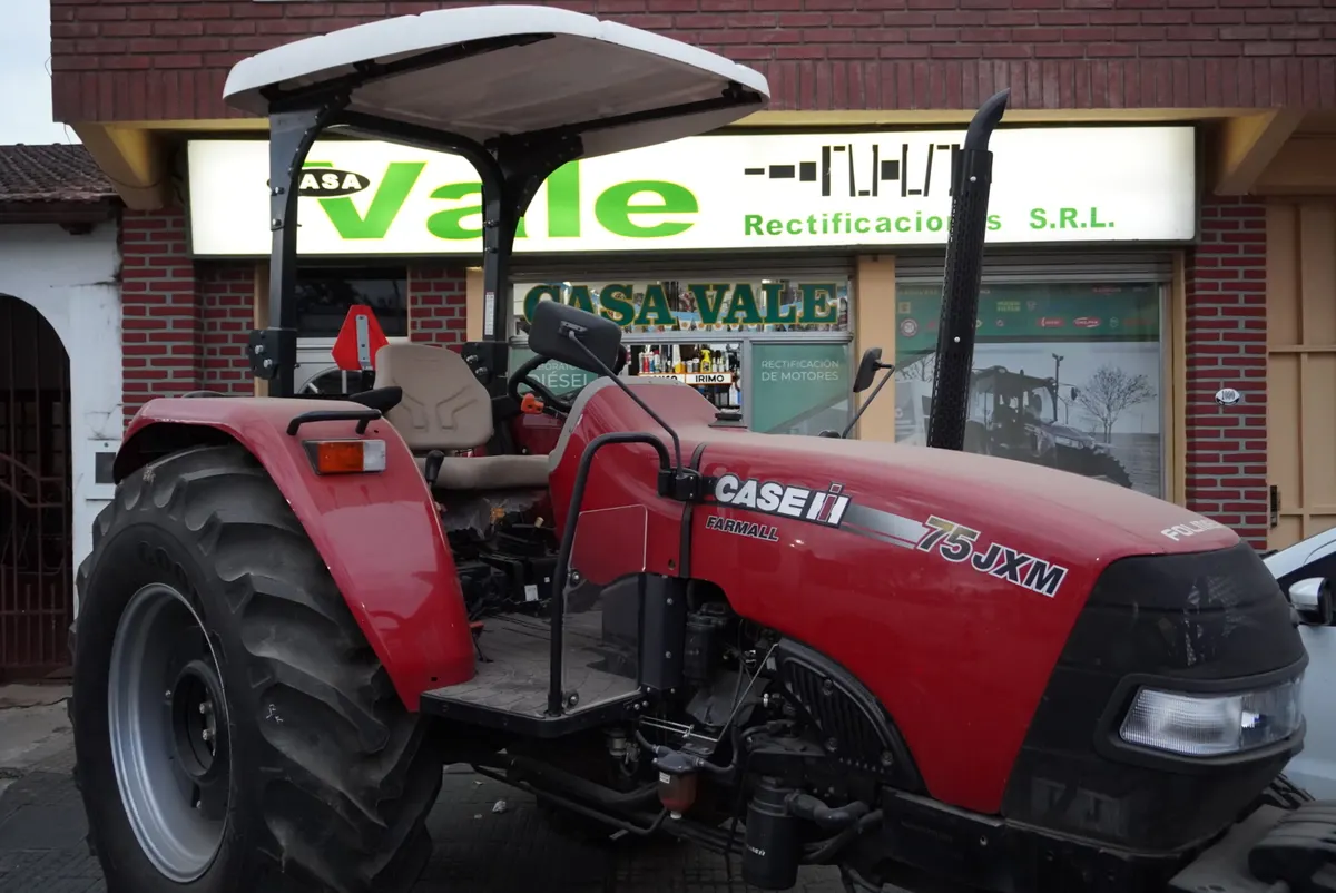 Tractor Case IH Farmall 75 JXM estacionado frente al local de Casa Vale, en Federal