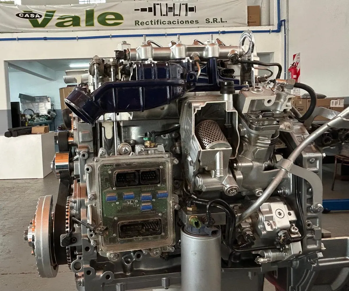 Motor diésel FPT terminado en el taller de Casa Vale, bajo el cartel de la empresa