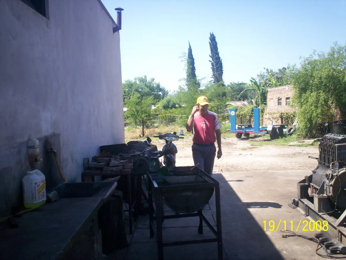 Vista del fondo del taller de Casa Vale en actividad