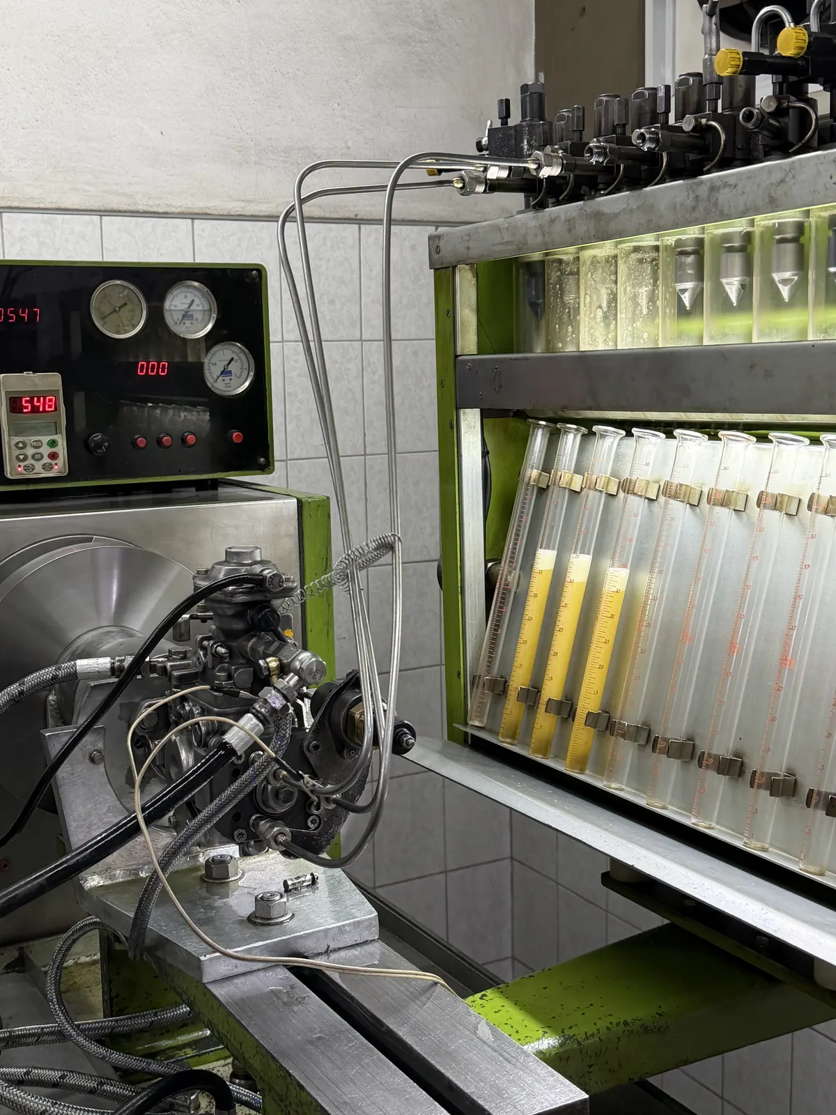 Sector del laboratorio diésel de Casa Vale durante el trabajo sobre un equipo de inyección
