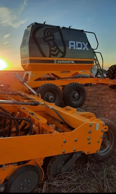 Maquinaria agrícola de las líneas que vende Casa Vale, trabajando en el campo (11)