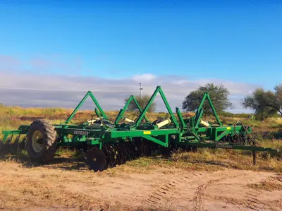Maquinaria agrícola de las líneas que vende Casa Vale, trabajando en el campo (12)