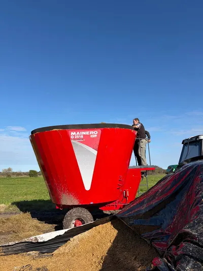 Maquinaria agrícola de las líneas que vende Casa Vale, trabajando en el campo (2)
