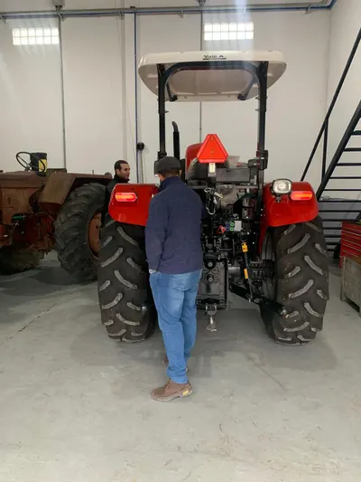 Maquinaria agrícola de las líneas que vende Casa Vale, trabajando en el campo (22)