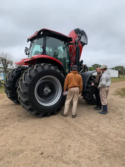 Maquinaria agrícola de las líneas que vende Casa Vale, trabajando en el campo (23)