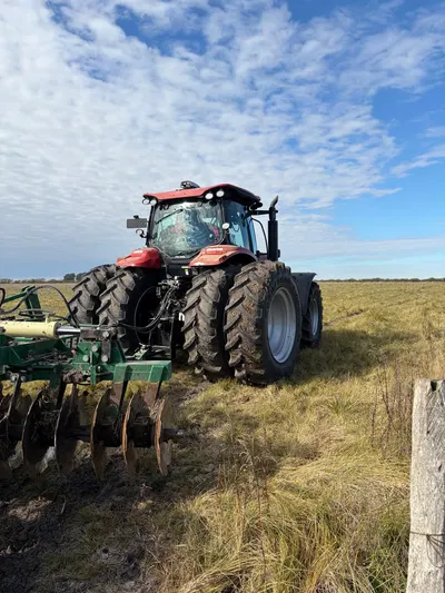 Maquinaria agrícola de las líneas que vende Casa Vale, trabajando en el campo (24)