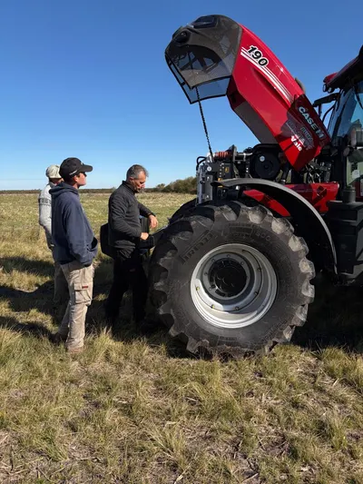 Maquinaria agrícola de las líneas que vende Casa Vale, trabajando en el campo (29)