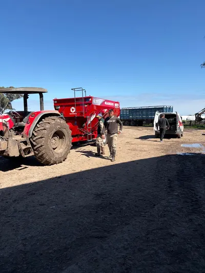 Maquinaria agrícola de las líneas que vende Casa Vale, trabajando en el campo (3)