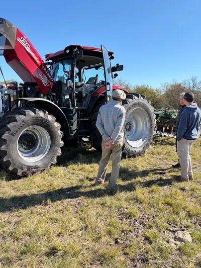 Maquinaria agrícola de las líneas que vende Casa Vale, trabajando en el campo (30)