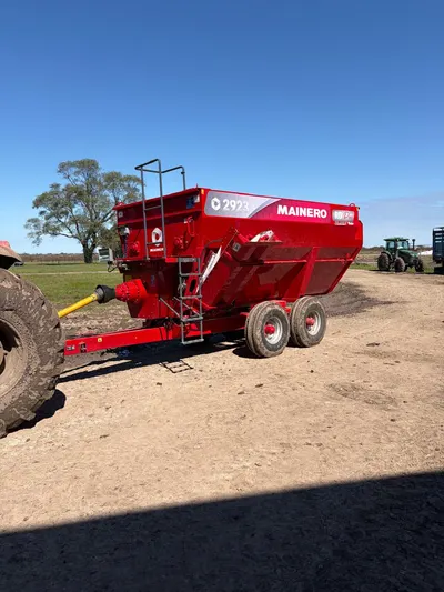 Maquinaria agrícola de las líneas que vende Casa Vale, trabajando en el campo (4)