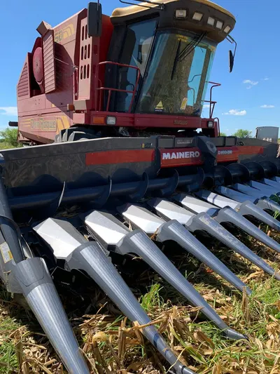 Maquinaria agrícola de las líneas que vende Casa Vale, trabajando en el campo (6)