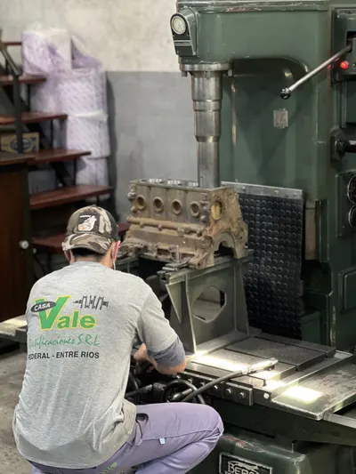 Operario de Casa Vale trabajando en el taller (10)