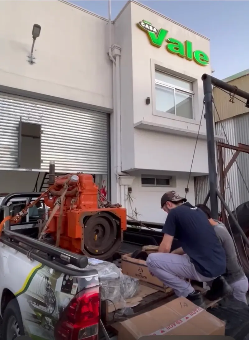 Descarga de un motor terminado en el establecimiento del cliente