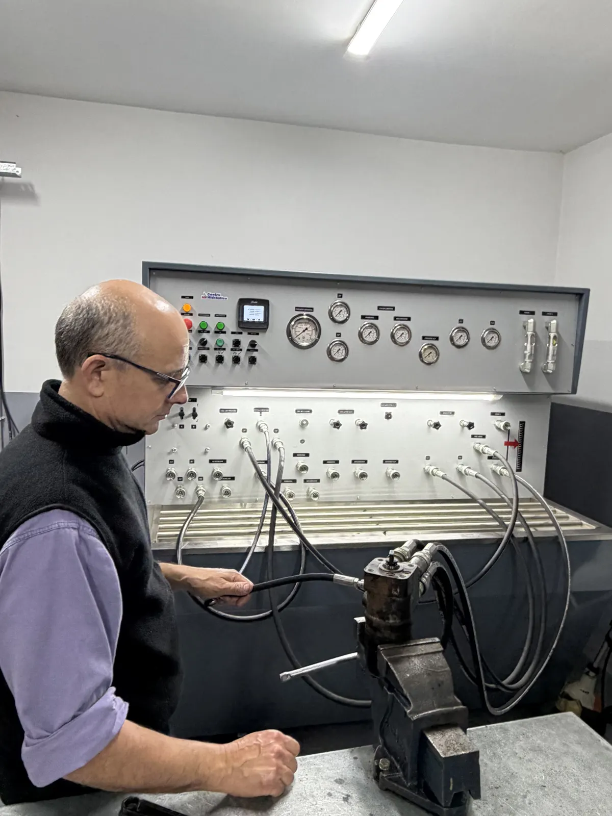 Darío probando un componente hidráulico en el banco de pruebas