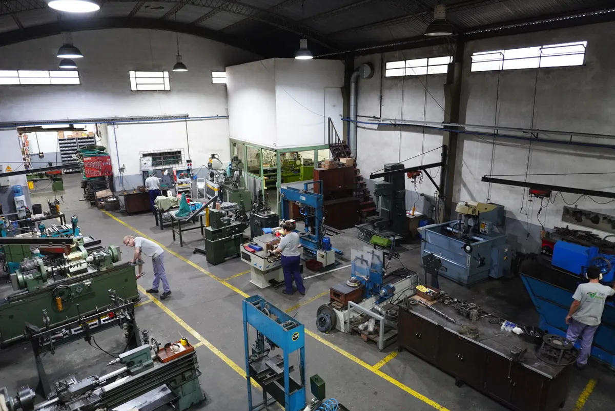 Vista general del taller de rectificación de Casa Vale, con sus máquinas y operarios en plena jornada
